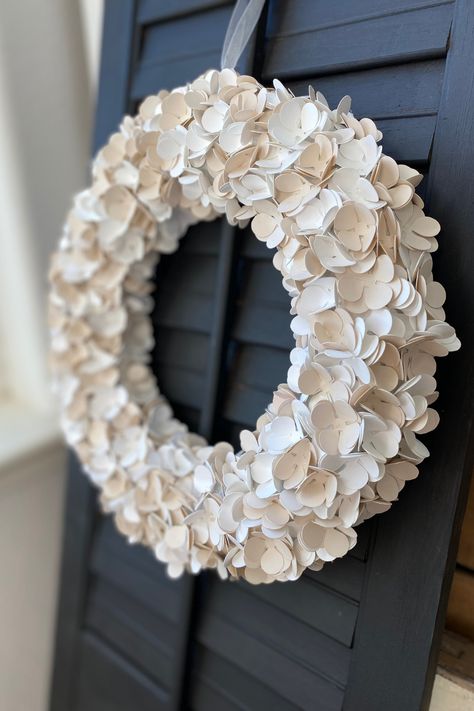 This paper flower wreath Cricut or other cutting machine turned out so pretty.  Come see how I made it. Glam Wreath, Tissue Paper Flowers Easy, Paper Wreath Diy, Paper Flower Wreath, Flower Craft Ideas, Paper Flowers Wall Decor, Paper Wreaths, Xmas Centerpieces, Paper Flowers Wall