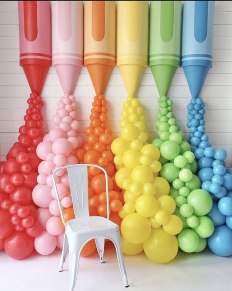 Crayon Decorations, Back To School Projects, Preschool Graduation Party, Kindergarten Graduation Party, Qualatex Balloons, Painting Birthday, Art Birthday Party, Preschool Graduation, Rainbow Balloons