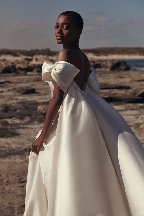 Lace Wedding Dress With Bow, Oversize Wedding Dress, Oversized Wedding Dress, White Dresses Aesthetic, Black Women Wedding Dresses, Dior Wedding Dresses, Silk Ball Gown, Wedding Dress Bow, Wedding Dress Cape