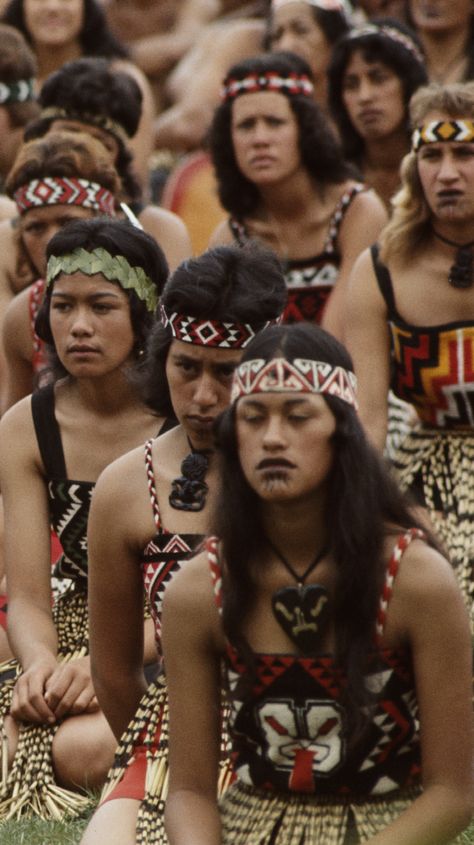 Maori Maori Hairstyles Women, Maori Back Tattoo, New Zealand People, Maori Men, Back Tattoo Men, Maori Clothing, New Zealand Culture, New Zealand Men, Maori Women