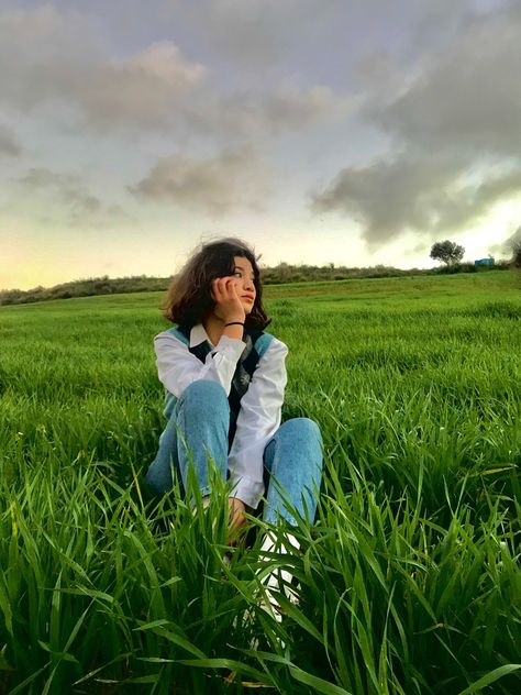 My stile &my favourite place Hills Station Photography Poses, Poses In Hill Station, Hills Photoshoot Ideas, Outfits For Hill Station Trip, Hill Photoshoot Ideas, Hill Station Photography Ideas, Hill Station Outfit Ideas, Solo Travel Photos, Ooty Trip