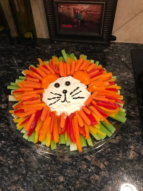 Lion face veggie tray Lion Head Veggie Tray, Tiger Veggie Tray, Jungle Themed Appetizers, Lion Vegetable Tray, Jungle Veggie Tray, Lion King Birthday Party Food Ideas, Safari Veggie Tray, Animal Veggie Tray, Lion Veggie Tray