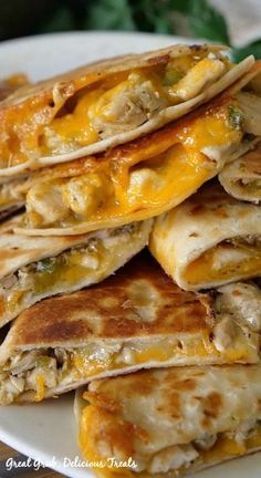 Quesideas Quesadilla Recipes, Cheesy Chicken Quesadillas Easy, Chicken And Cheese Quesadilla Recipe, Dinner Ideas With Diced Chicken, How To Cook Diced Chicken, Cassadilla Chicken, Fried Chicken Quesadilla, Leftover Fried Chicken Ideas, Leftover Chicken Breast Recipe