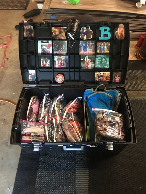 Summer camp trunk organized Road Trip Cooler Packing, Camp Box Ideas, Camping Tackle Box Ideas, Camp Trunk Organization, Camp Trunk Decorating Ideas, Summer Camp Trunk Decorating Ideas, Packing List For Sleepaway Camp, Camp Mystic, Summer Camp Trunk