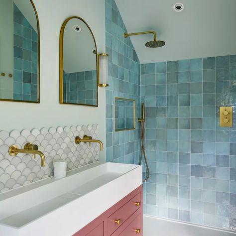 Vaulted Ceiling Bathroom Ideas, Shower Vaulted Ceiling, Small Bathroom Backsplash, Vaulted Ceiling Bathroom, Vaulted Ceiling Ideas, Wet Room Bathroom, Built In Vanity, Bathroom Storage Ideas, Open Showers