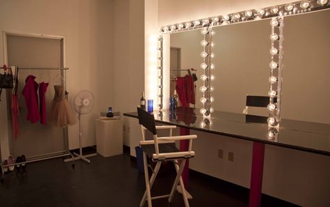 Backstage Makeup Room, Make Up Studio Ideas, Make Up Tafel, Hollywood Makeup Mirror, Studio Makeup, Studio Rental, Makeup Hacks Beauty Secrets, Makeup Room Decor, Room Studio