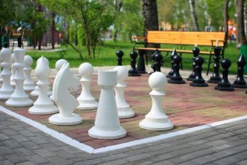 Love chess? If you can't find a pickup game at your local park, it might be time to build a set of your own. Giant Outdoor Chess Board, Diy Giant Chess Pieces, Chess Cafe, Outdoor Chess, Diy Chess Set, Outdoor Water Games, Giant Chess, Diy Yard Games, Small Game Rooms