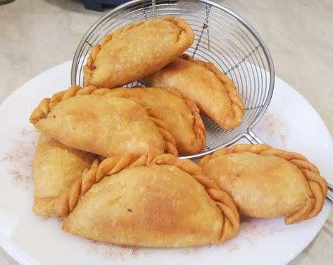 Samosa Dough Recipe, Samosa Photography, Samosa Chaat Recipe, Samosa Filling Recipe, Samosa Dough, Vegetable Samosa Recipe, Cheese Samosa, Veg Samosa, Samosa Filling