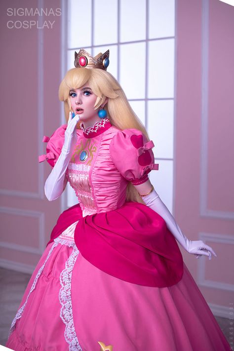 Princess Peach from Super Mario Bros. Mario Princesses Cosplay, Princess Peach Outfit, Prince Peach, Princesa Peach Cosplay, Princess Peach Costume Diy, Princess Peach Halloween, Nintendo Cosplay, Peach Outfit, Princess Peach Dress