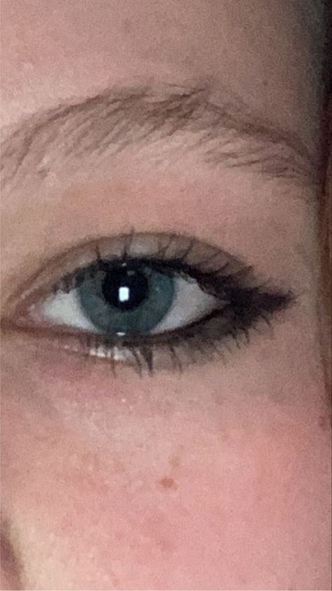 Easy Smudged Eyeliner, Simple Smudged Eyeliner, Messy Eyeliner Aesthetic, 90s Smudged Eyeliner, Messy Eyeliner, Smudged Eyeliner Grunge, Smudgy Eyeliner, Waterline Makeup, Smudged Eyeliner