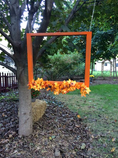 Make your own photo booth:) Fall Photo Booth, Fall Festival Party, School Fall Festival, Fall Festival Games, Fall Bonfire, Diy Leaf, Fall Harvest Decorations, Fall Harvest Party, Fall Carnival