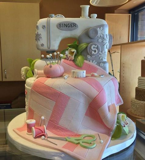 I don't know if you've seen these before, but here's how to make your own amazing Singer Sewing Machine Cake for the ultimate crafter in your family! Sewing Machine Cake Ideas, Rubber Duck Cake, Sewing Machine Cake, Sewing Cake, Halloween Wedding Cakes, Cowgirl Cakes, Starbucks Cake, Elephant Baby Shower Cake, Construction Cake