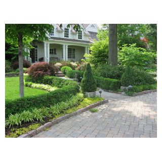 Outdoor Landscaping & Patio Ideas - Traditional - Landscape - St Louis - by Midwest Block & Brick | Houzz Landscape Retaining Wall, Arborvitae Landscaping, Boxwood Landscaping, Boxwood Garden, Front Yard Garden Design, Front Landscaping, Garden Shrubs, Home Landscaping, Traditional Landscape