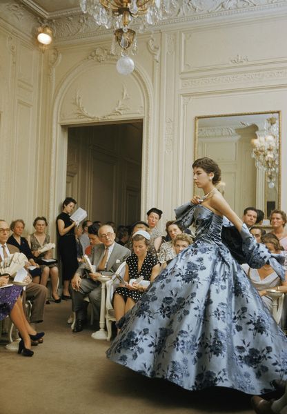 Dior 1950s, Christian Dior New Look, Dior New Look, Christian Dior Designer, Dior Gown, Fashion 50s, Dior Collection, Dior Dress, Christian Dior Haute Couture