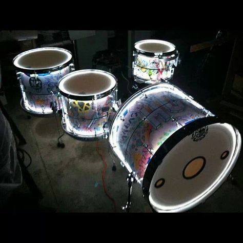 I know exactly how to do this to my drum set! Gunna give it a try!!! Drum Lessons For Kids, Drums Artwork, Drum Room, Play Drums, Drums Art, Drum Sets, Percussion Drums, Drum Music, Drum Light