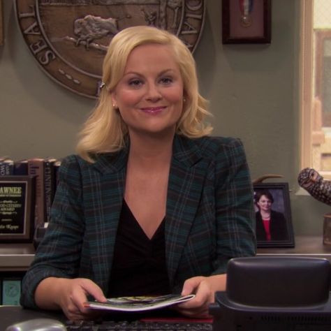 Amy Poehler Parks And Rec, Parks And Recreation Leslie, Sitcom Characters, Leslie And Ben, Lil Sebastian, Laugh Track, Parks And Rec, Leslie Knope, Aubrey Plaza