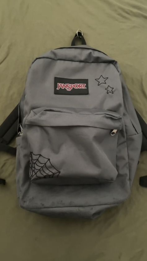 Converse Backpack, Mochila Jansport, Stylish School Bags, School Bag Essentials, Aesthetic Backpack, Inside My Bag, Backpack Decoration, Back 2 School, Jansport Backpack