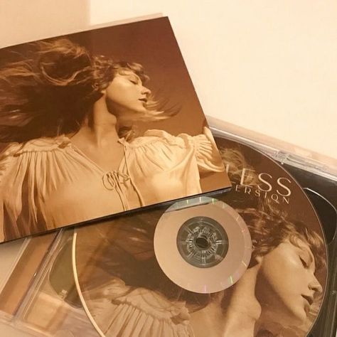 Taylor Swift Fearless Album, Taylor Swift Cd, Fearless Album, Taylor Swift Merch, Album Aesthetic, Miss Americana, Kissing In The Rain, Fotografi Vintage, Taylor Swift Fearless