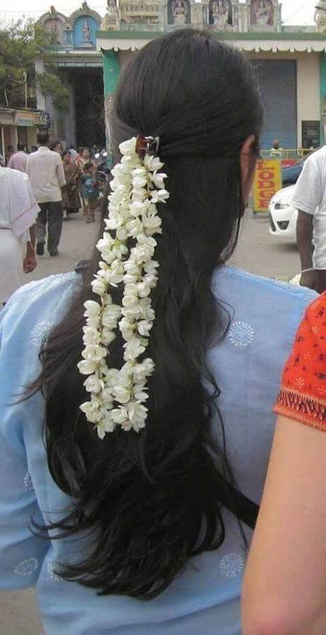 Desi Hairstyles With Flowers, Jasmine For Hair, Jasmine Flowers In Hair Indian Aesthetic, Jasmine In Hair Indian, Desi Hair Aesthetic, Jasmine Flowers Hair Indian, Flowers In Black Hair, Flowers On Hair Indian, Flower On Hair Aesthetic