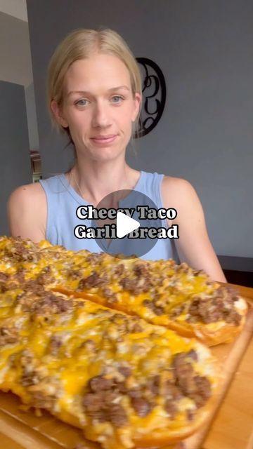 Andrea on Instagram: "✨Cheesy Taco Garlic Bread✨  Cook 1 pound of ground beef, drain grease and add 1 packet of taco seasoning with water. Set aside.  Make your garlic cheese mixture: mix, 3/4 mayonnaise, 2 TBSPS butter softened, 1/2-1 TBSP taco seasoning, 1 TBSP minced garlic, and 3/4 cups shredded Colby jack cheese. Optional: add a little slap your mama seasoning   Cut French bread loaf in half and spread garlic mixture on both sides.  Top with your taco meat then top with another cup or so of shredded Colby jack cheese   Bake at 400 degrees for 13-15 minutes   Optional: Top with green onions, sour cream ect!   Enjoy!" Ground Beef And Garlic Bread Recipes, Taco French Bread Pizza, Slap Your Mama Seasoning, Taco Bread, Gum Recipe, Fast Family Meals, French Bread Loaf, French Bread Recipe, French Bread Pizza