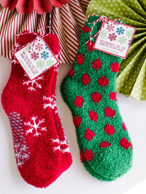 Neighbor Christmas Gift Ideas, Christmas Socks Exchange, Best Christmas Gift Baskets, Cozy Socks Gift, Family Gift Baskets, Gift Card Presentation, Christmas Socks Gift, Christmas Gift Baskets Diy, Student Christmas Gifts