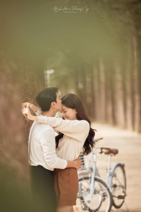 Korean Prenup Photoshoot Ideas Outdoor, Rom Photoshoot, Korean Prewedding Photography Casual, Prewed Casual Outdoor, Casual Pre Wedding Photoshoot, Prenup Poses, Prewedding Photography Casual, Prewed Casual, Korean Prewedding Photography