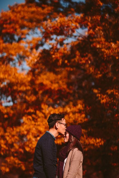 Autumn Photography Portrait, Fall Couple Pictures, Pumpkin Patch Photoshoot, Fall Couple Photos, Shooting Couple, Fall Wedding Photos, Couple Engagement Pictures, Site Under Construction, Romantic Photoshoot