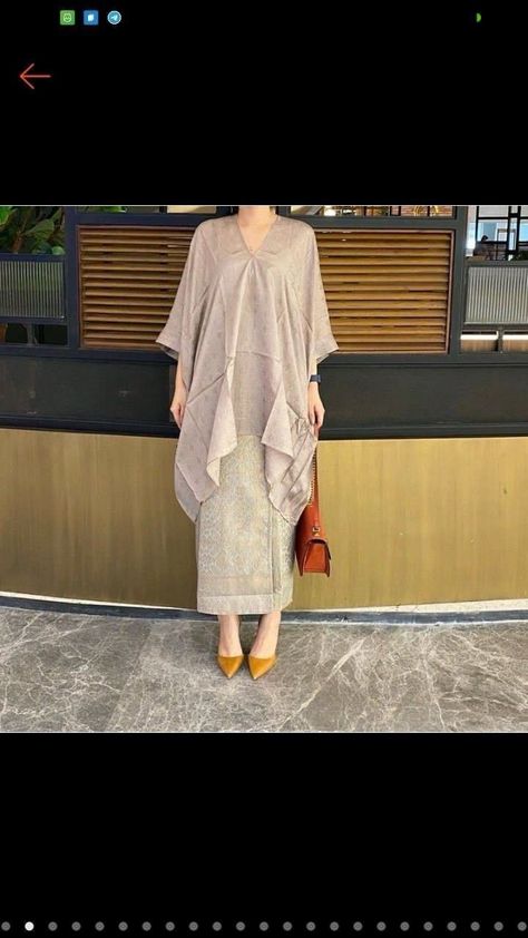 Inspirasi Kaftan Lebaran, Kaftan Dress Modern, Model Blouse Batik, Raya 2022, Kaftan Blouse, Kondangan Outfit, Dress Muslim Modern, Kebaya Modern Dress, Chic Prom Dresses