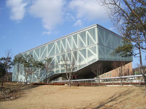 Cantilevered Buildings Architecture, Wide Span Structure Architecture, Suspended Building Architecture, Cantilever Architecture Structure, Stages Theater, Curved Steel Structure, Cantilever Architecture, Seoul National University, Auditorium Architecture