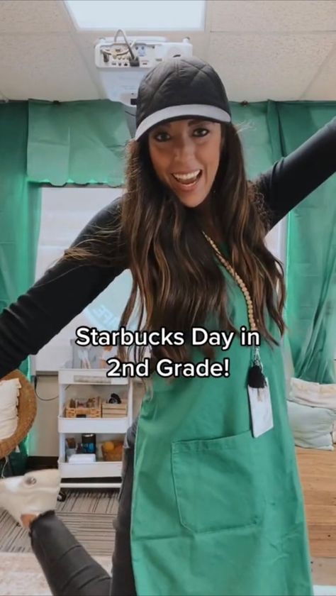 Starbucks Day In Classroom, Starbucks Work Outfit, Starbucks Barista Outfit, Starbucks Barista Training, Coffee Shop Classroom, Starbucks Classroom, Barista Outfits, Barista Training, Starbucks Barista