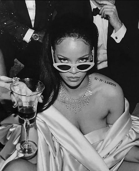 Rhianna Black And White Aesthetic, Rihanna Black And White Aesthetic, Bad Gal Riri Aesthetic, Rihanna Iconic Photos, Rihanna Aesthetic Vintage, Black Boujee Aesthetic, Black And White Rihanna, Rihanna Photography, Bad Gal Aesthetic