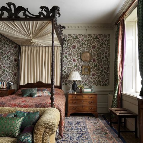 Country Life Magazine on Instagram: “The Court of Noke in Herefordshire is where Edward Bulmer brings his paints to life, explains Arabella Youens in this week’s 'Interiors'…” Edward Bulmer, Eclectic Bedroom Design, Eclectic Decor Bedroom, Country Life Magazine, Country Bedroom Decor, English Interior, English Country Decor, Life Cover, Eclectic Bedroom