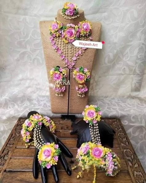 Floral Necklace Jewelry Fresh Flowers, Jagannath Jewellery, Haldi Flowers, Flower Jwellary, Bangla Poem, Haldi Jewellery, Flower Jewellery For Haldi, Flower Jewellery For Mehndi, Flowers Jewellery