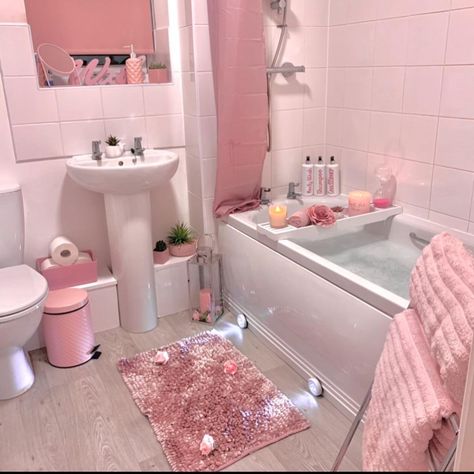 Pretty Apartments, Pink Bathrooms Designs, Baddie Apartment, Baddie Apartment Ideas, Restroom Renovation, Girly Bathroom, Pink Bathroom Decor, Apartment Makeover, Aesthetic Bathroom