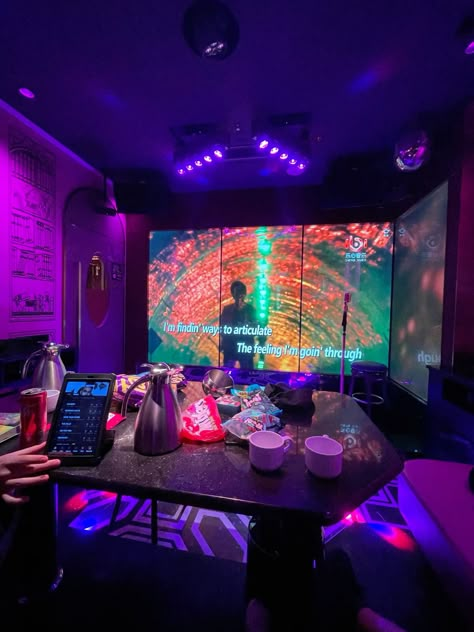 Karaoke Date Aesthetic, Ktv Rooms Design Ideas, Fun Waiting Room Ideas, Karaoke Lounge, Karaoke Aesthetic Room, Japanese Karaoke Room, Japan Karaoke, Karoke In Korea, Karaoke Booth Aesthetic