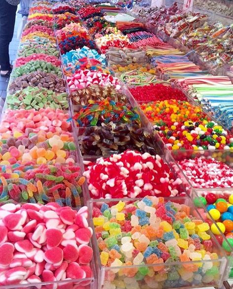 Candy Display, Sleepover Food, Junk Food Snacks, Party Food Platters, Rainbow Food, Free Candy, Yummy Comfort Food, Sour Candy, Colorful Candy