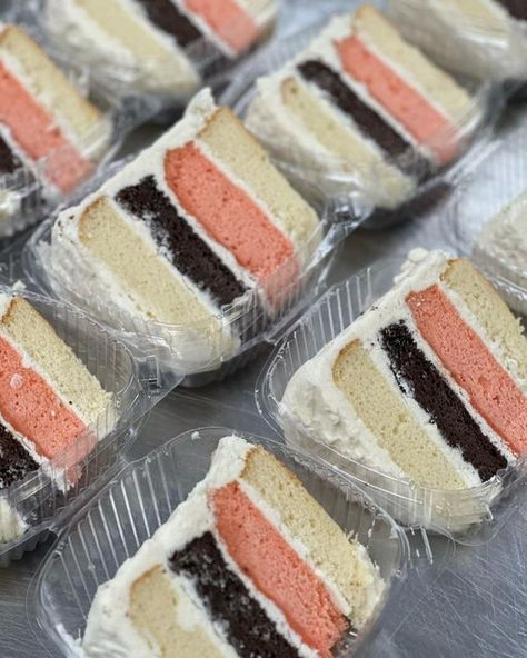 Selling Cake Slices, Neapolitan Cake, Cake Slices, Savory Food, Strawberry Cakes, Cake Slice, Bakery Shop, Savoury Food, Street Food