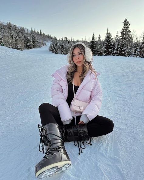 Snow Boots Aesthetic, Lauren Wolfe, Ski Outfits, Colorado Outfits, Jacket Outfit Women, Japan Outfit, Cropped Puffer Jacket, Winter Photoshoot, Winter Fashion Outfits Casual