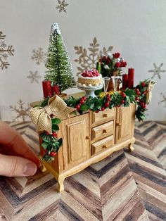 Christmas Dollhouse, Dollhouse Decorating, Room Box Miniatures, Christmas Diorama, Christmas Shadow Boxes, Dollhouse Christmas, Doll House Crafts, Dollhouse Miniatures Diy, Wooden Sideboard