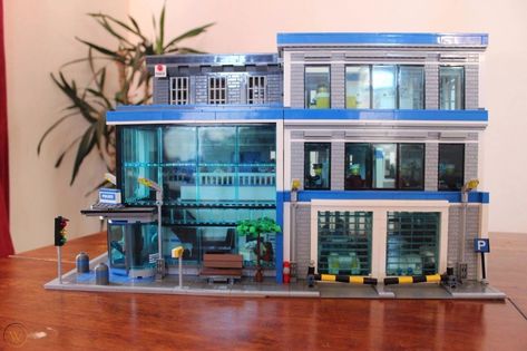 Lego Police Station Ideas, Lego City Moc Ideas, Lego City Moc, Lego Mansion, Lego City Police Station, Lego Police Station, Adult Lego, Lego Fortnite, Lego City Police