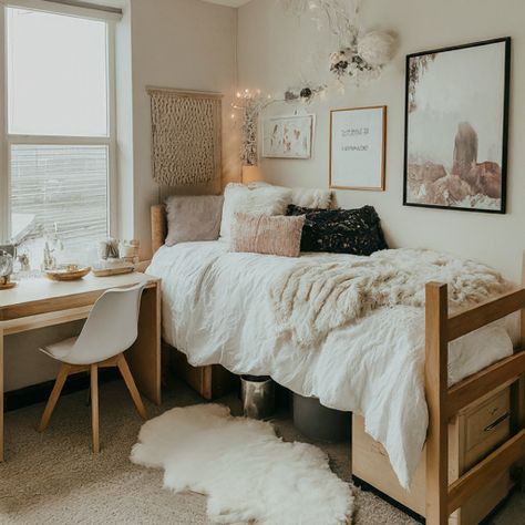 10 Pretty Dorm Room Ideas - DIYCozy: Nails, Decor, DIY, Gardening, Holidays Western Dorm Room Ideas, Dorm Apartment Ideas, College Room Ideas, Pretty Dorm Room, Room Ideas For Small Rooms, Small Dorm Room, College Dorm Room Inspiration, Dream Dorm Room, Boho Dorm Room