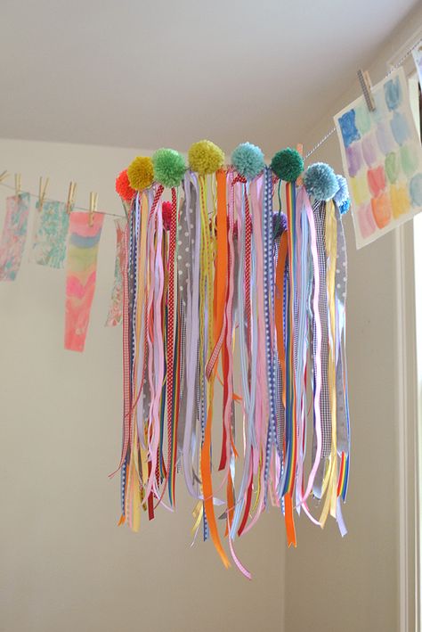 Make a chandelier for your child's room using ribbon and pompoms. Ribbon Chandelier, Chandelier Art, Art Bar, Pom Pom Crafts, Diy Chandelier, Dream Catcher Diy, Kraf Diy, Ribbon Art, Baby Diy