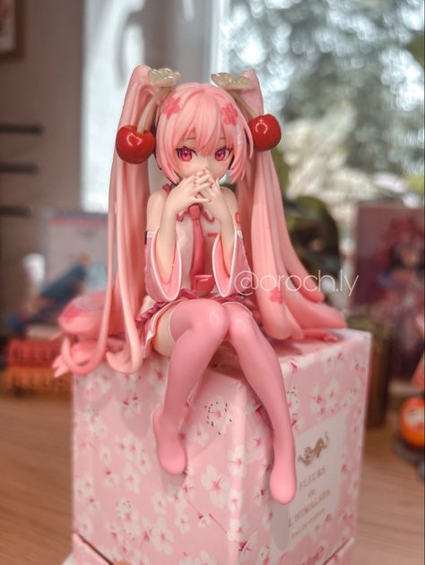 Hatsune Mikue Noodle Stopper Figure, Sakura 2023 Sakura Hatsune Miku Figurine, Sakura Miku Noodle Stopper, Noodle Stopper Miku, Hatsune Miku Noodle Stopper, Noodle Stopper Figurines, Cute Figurines Kawaii, Miku Figure Aesthetic, Sakura Miku Aesthetic, Sakura Miku Figurines