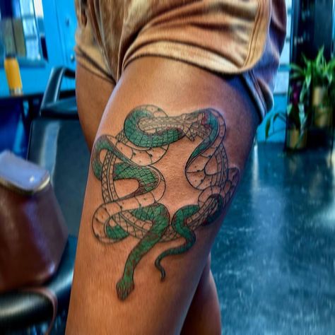 cool 25 Color Tattoos On Dark Skin to Have in 2021 Color Tattoos On Dark Skin, Tattoos On Dark Skin, Small Tattoos Ideas, Dark Skin Tattoo, Girl Thigh Tattoos, Black Girls With Tattoos, Dope Tattoos For Women, Time Tattoos, Feminine Tattoos