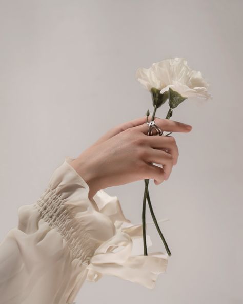 Hand Holding Rose, Art Direction Fashion, Sony A7iii, Jewelry Product Shots, Photography Art Direction, Minimal Boho, Hand Photography, Vintage Flowers Wallpaper, Girls Mirror