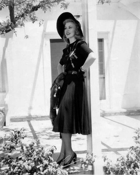 Carefree (1938) - Ginger Rogers as Amanda Cooper wearing a short-sleeved sweater with heart-and-arrows decoration on the bodice, worn with a pleated skirt, gloves and a patent belt. Maureen O'sullivan, Stars D'hollywood, Fred And Ginger, Vintage Hollywood Glamour, Lana Turner, Ginger Rogers, Old Hollywood Glam, Katharine Hepburn, Old Hollywood Stars