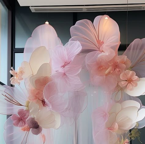 Organza Decorations Wedding, Giant Silk Flowers, Giant Flowers Backdrop, Giant Flower Decoration, Giant Organza Flowers, Organza Flowers Diy, Flower Window Display, Giant Flower Wedding, Flower Interior Design