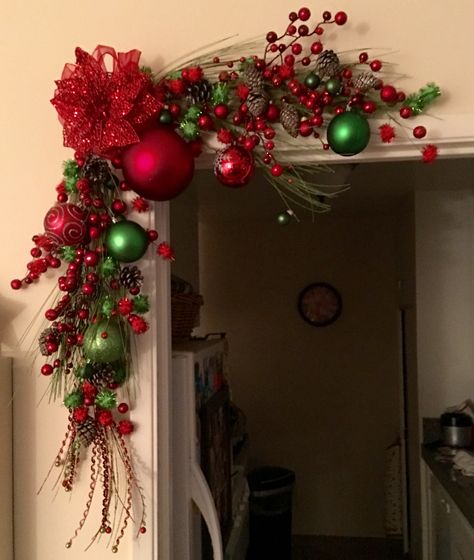 Christmas Corner Swags, Corner Wreath, Green Christmas Decorations, Traditional Christmas Decorations, Gold Christmas Decorations, Christmas Poinsettia, Christmas Swags, Decoration Originale, Indoor Christmas Decorations