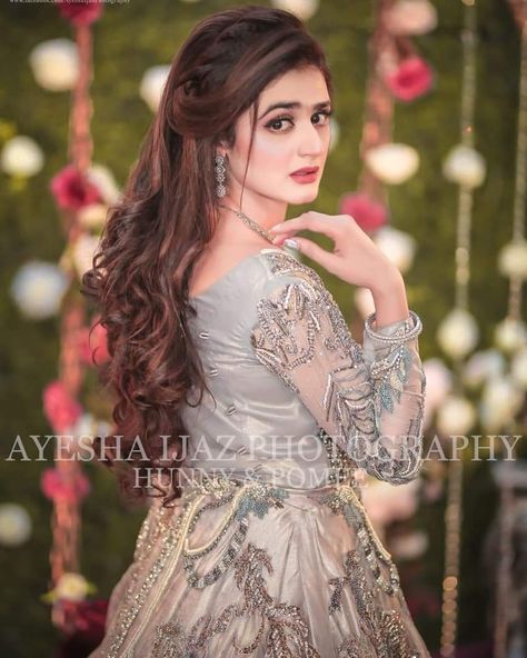 Photo pose Jora Hairstyle, Pakistani Hair, Pakistani Wedding Hairstyles, Engagement Hairstyle, Pakistani Bridal Hairstyles, Hairstyles For Gowns, Hira Mani, Bridal Mehndi Dresses, Brides Hair