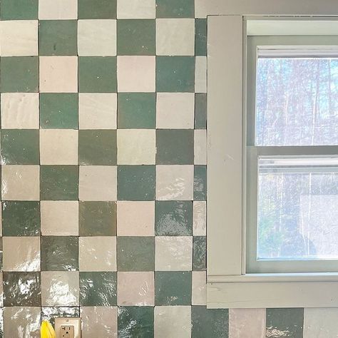 Villa Lagoon Cement Tile on Instagram: "Talk about charming! Our hand-chiseled Wintergreen & Garden Grove glazed zellige looks right at home in this early American kitchen cottage design by @christinasalway. We are so thrilled to be a part of such a sweet transformation!  #zellige #moroccantiles #zellij #handmadetiles #tilelove #tiledesign #interiordesign #homedecor #design #renovation #architecture #designtrends #makeityours #handcrafted #vintage #countryliving #green #earthday" Green Zellige Tile Kitchen, Checkered Zellige, Checkered Backsplash, Early American Kitchen, Green Kitchen Backsplash, Green Tile Backsplash, Kitchen Cottage, Tile Splashback, White Kitchen Tiles